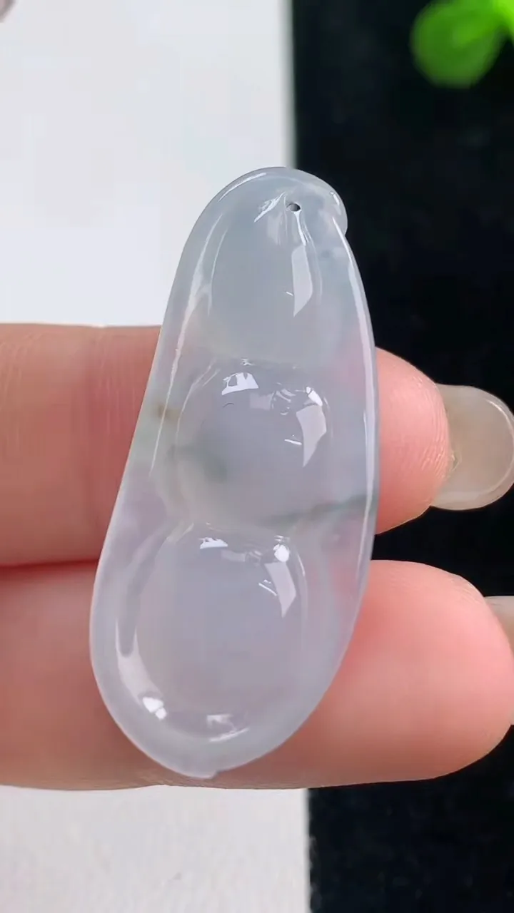 天然A货翡翠冰种飘花福豆吊坠，尺寸35.4-15-6，重量:5.36g
9月6日
