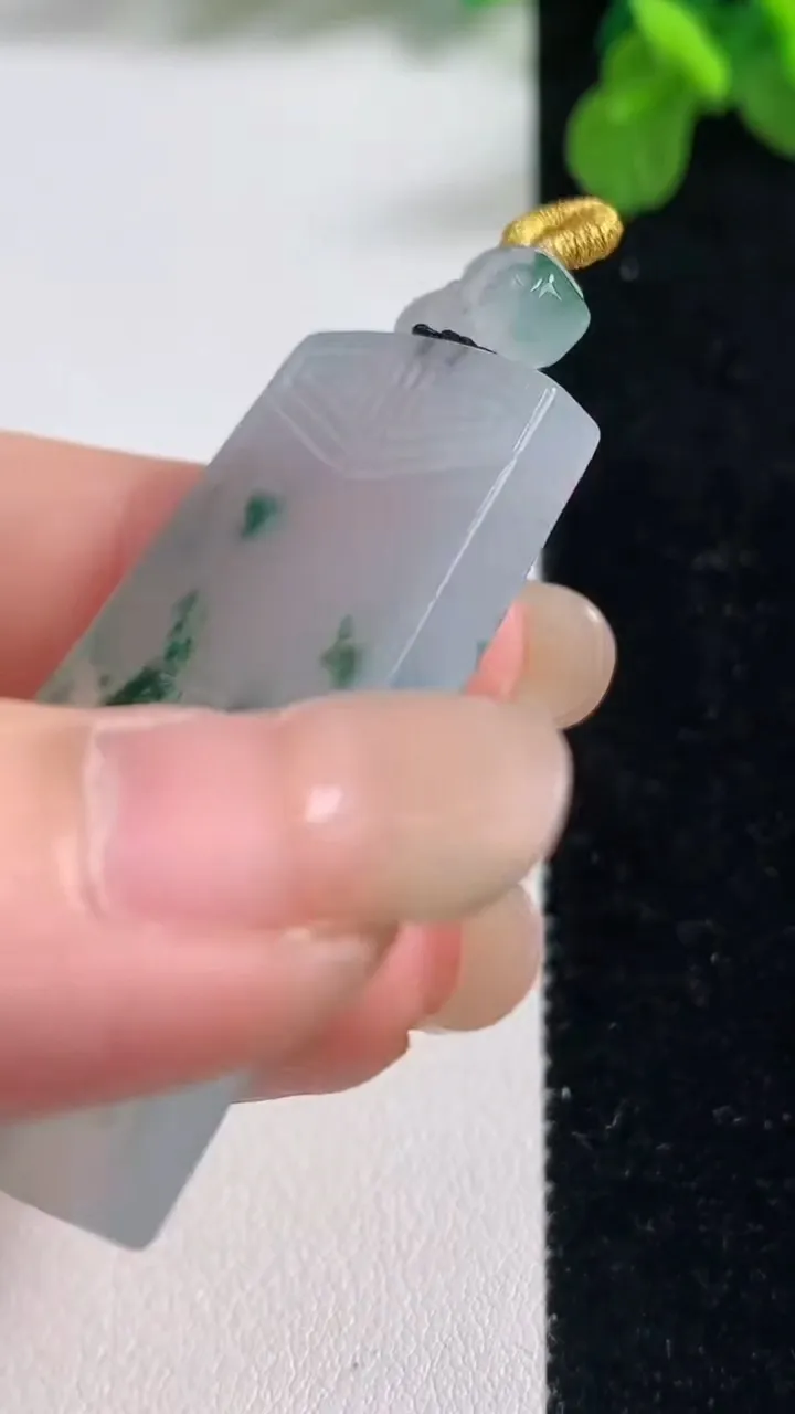 天然A货翡翠种飘花仿古无事牌吊坠，尺寸46-23-4.5，重量:18.00g
9月6日
