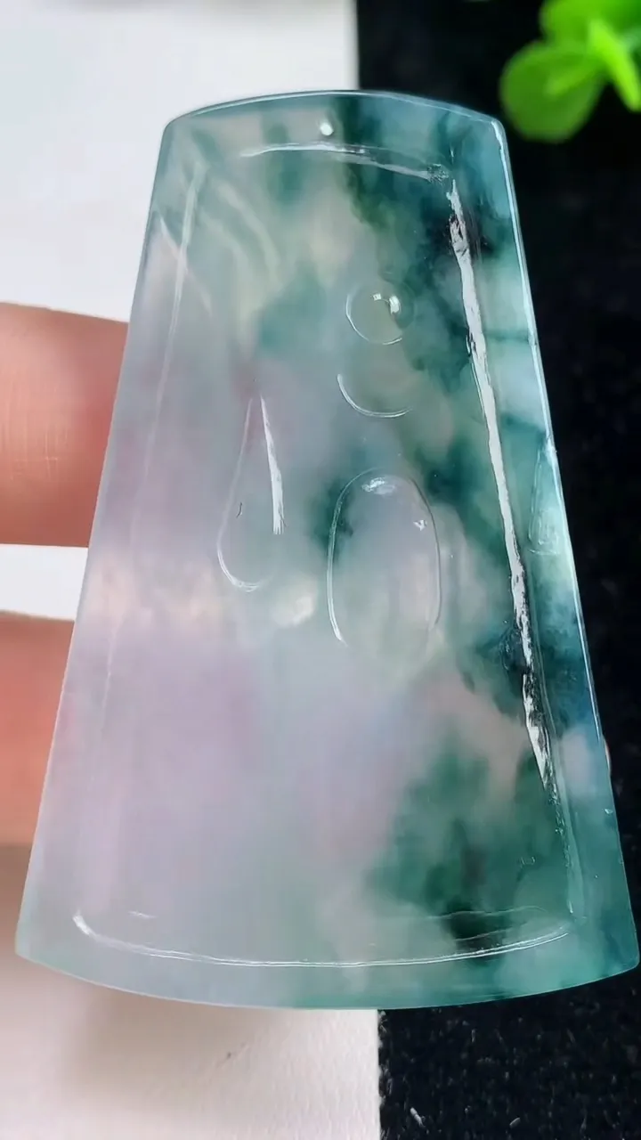 天然A货翡翠冰种飘花山水大势至观音菩萨吊坠，尺寸56.5-37.2-5.2，重量:22.24g
9月6日