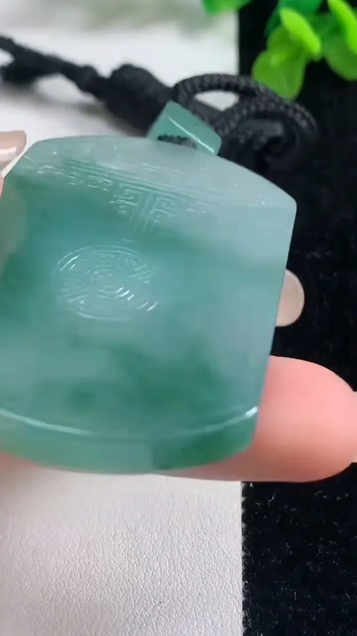 天然A货翡翠种飘花仿古无事牌吊坠，尺寸52.5-38.5-5.8，重量:40.18g
9月6日
