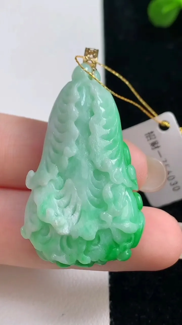 天然A货翡翠白菜吊坠，尺寸39.7-22.7-9.3，重量:15.23g
9月6日