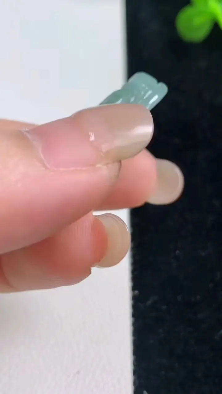 天然A货翡翠观音菩萨吊坠，尺寸50-19.6-5.3，重量:10.23g
9月6日