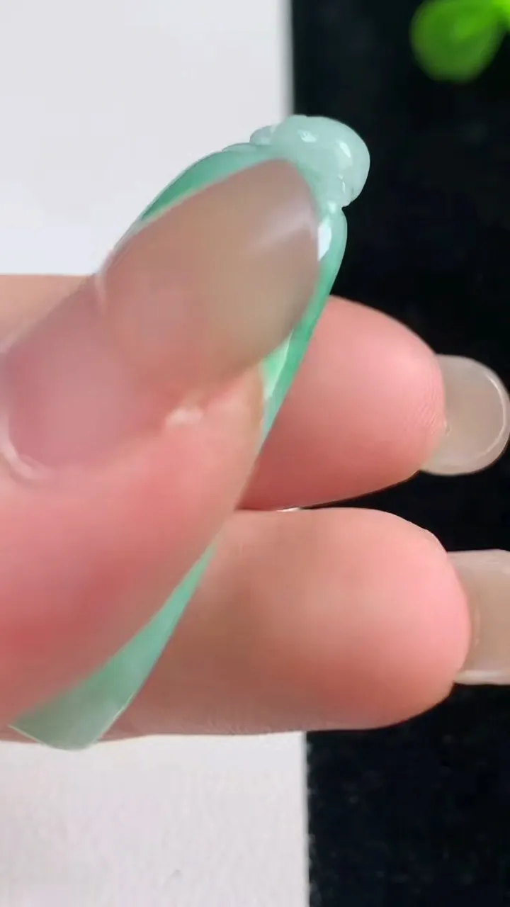 天然A货翡翠福瓜吊坠，尺寸37-17.6-12，重量:17.96g
9月6日