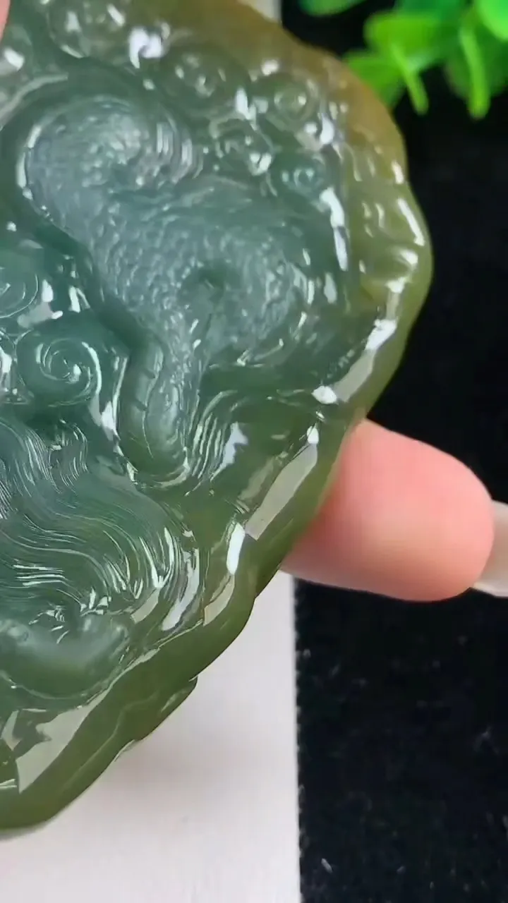 天然A货翡翠蓝水双彩龙牌吊坠，尺寸80-52.2-11.8，重量:88.75g
9月6日
