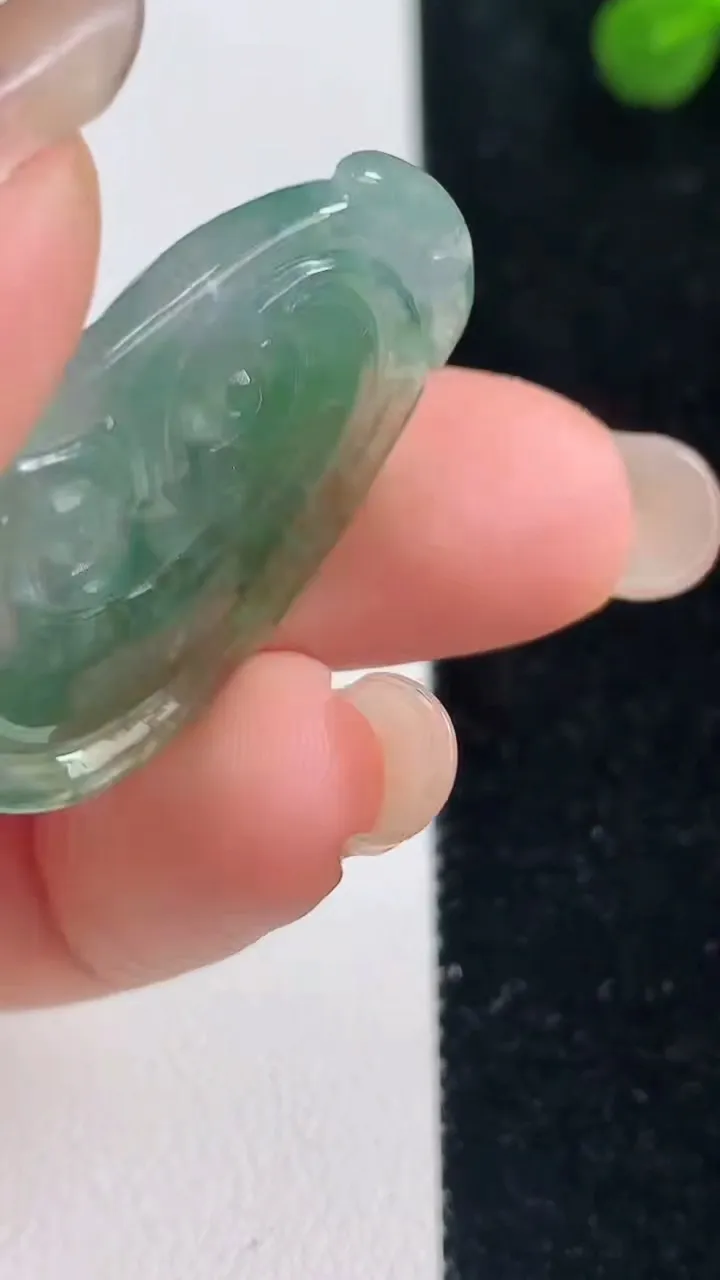 天然A货翡翠如意吊坠，尺寸33.3-21-6，重量:7.86g
9月6日
