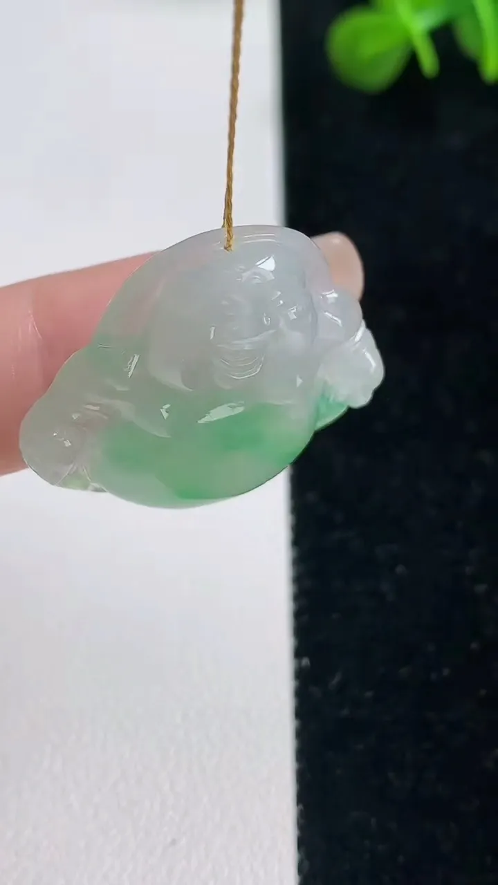 天然A货翡翠佛公吊坠，尺寸25.5-27.6-5.5，重量:6.35g
9月6日