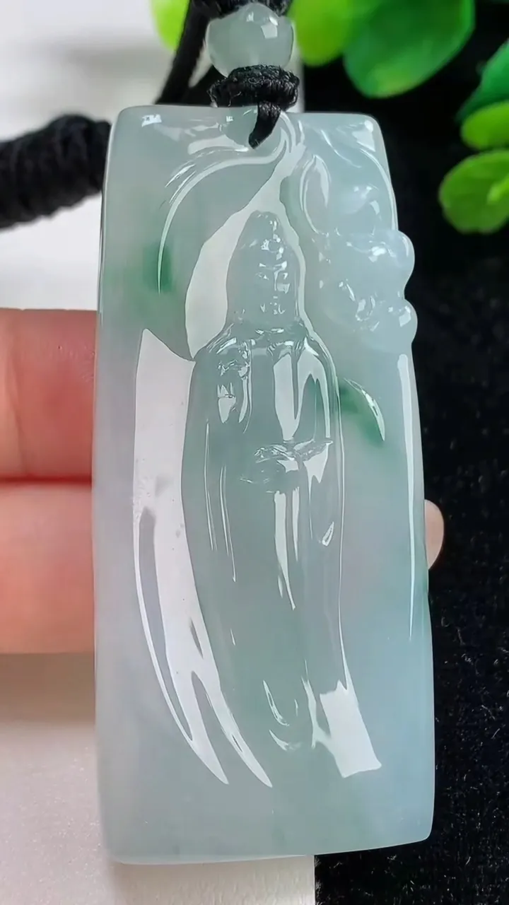 天然A货翡翠种飘花观音菩萨吊坠，尺寸64-29.4-7.2，重量:42.74g
9月6日