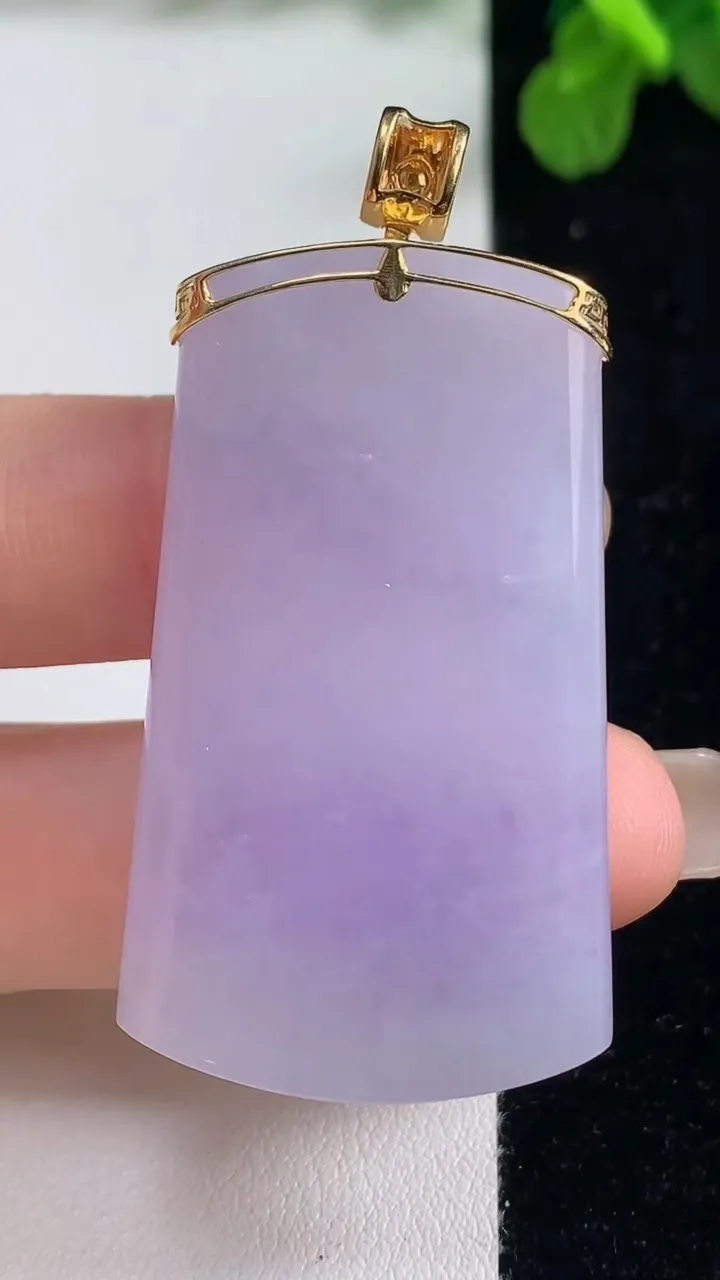 天然A货翡翠18k金紫罗兰无事牌吊坠，尺寸47.2-26.7-5.6，重量:21.36g
9月6日