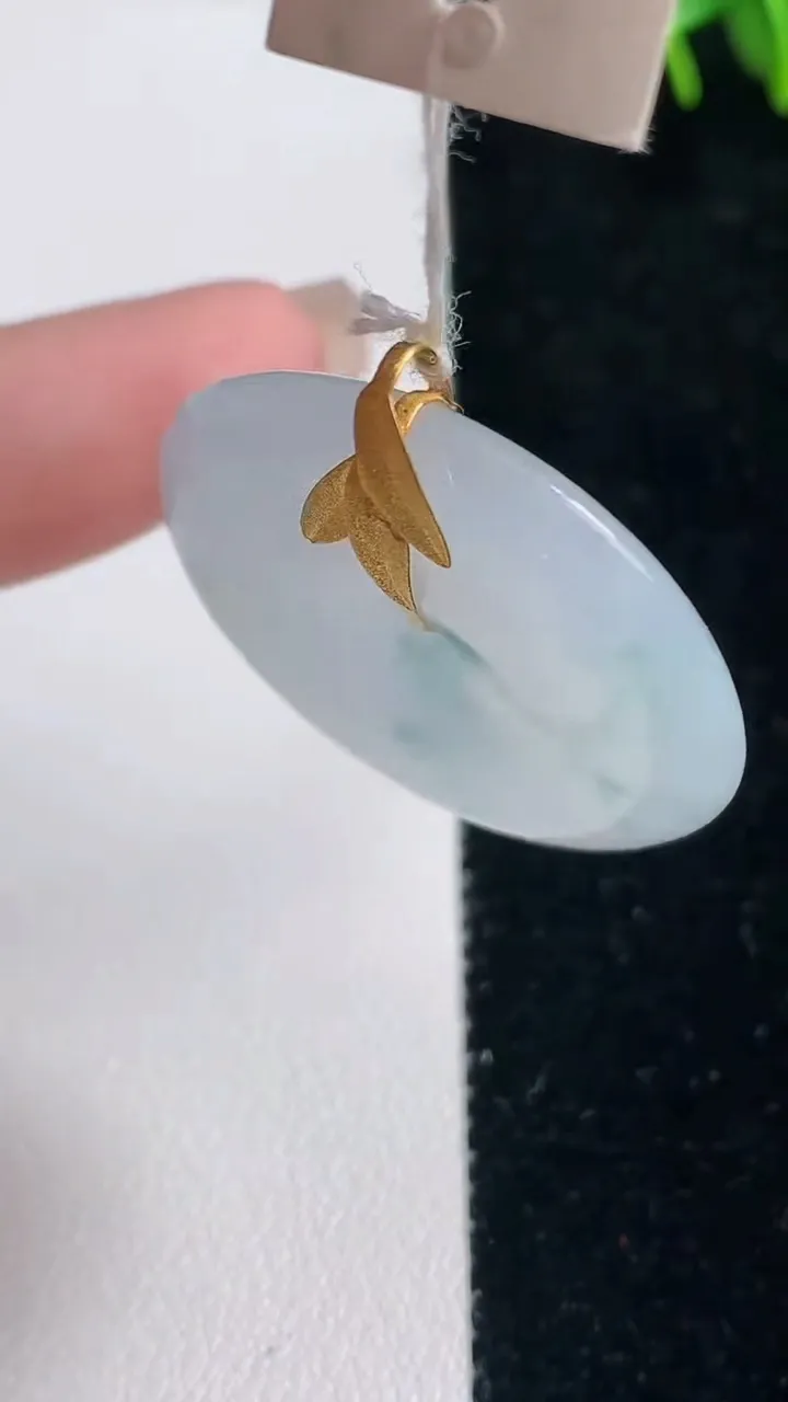 天然A货翡翠种飘花平安扣吊坠，尺寸30.7-5.3，重量:11.30g
9月6日