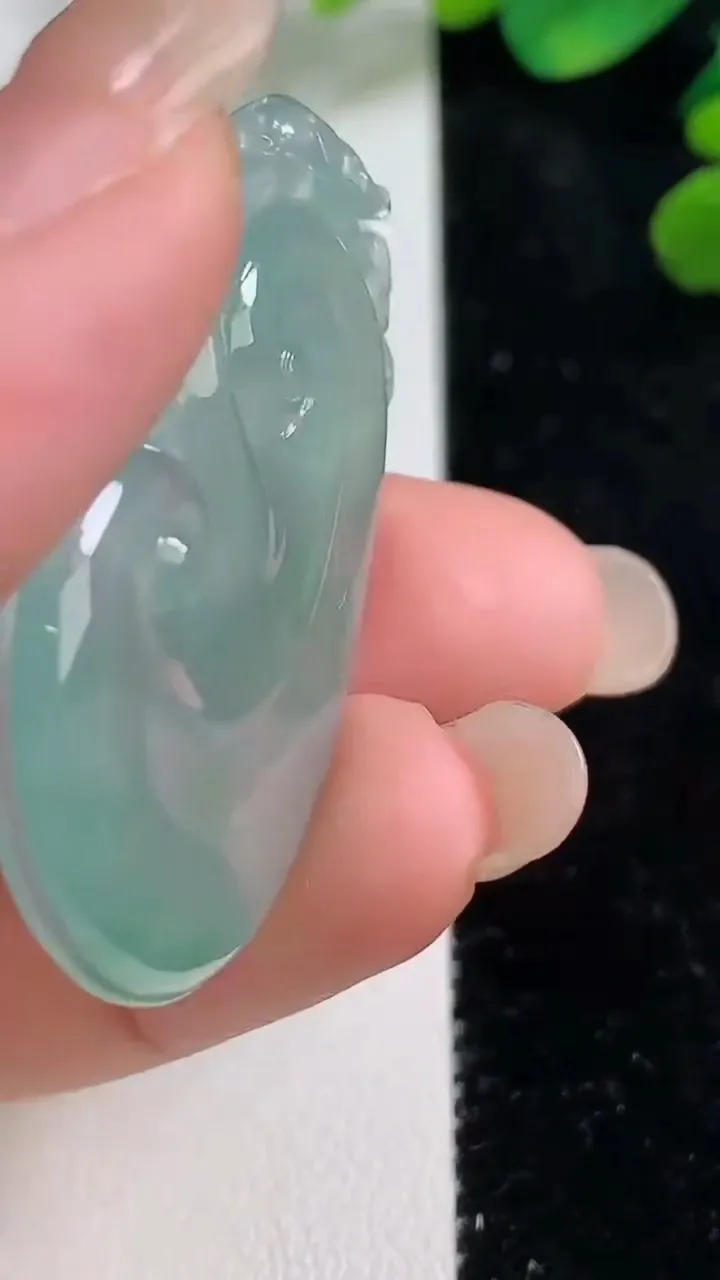 天然A货翡翠如意吊坠，尺寸43.8-28.4-5，重量:13.37g
9月6日