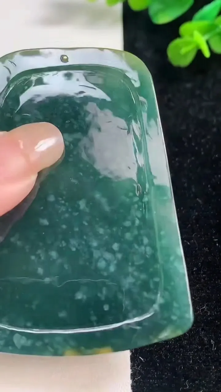 天然A货翡翠蓝水双彩山水观音菩萨吊坠，尺寸69-50-9，重:65.09g
9月6日