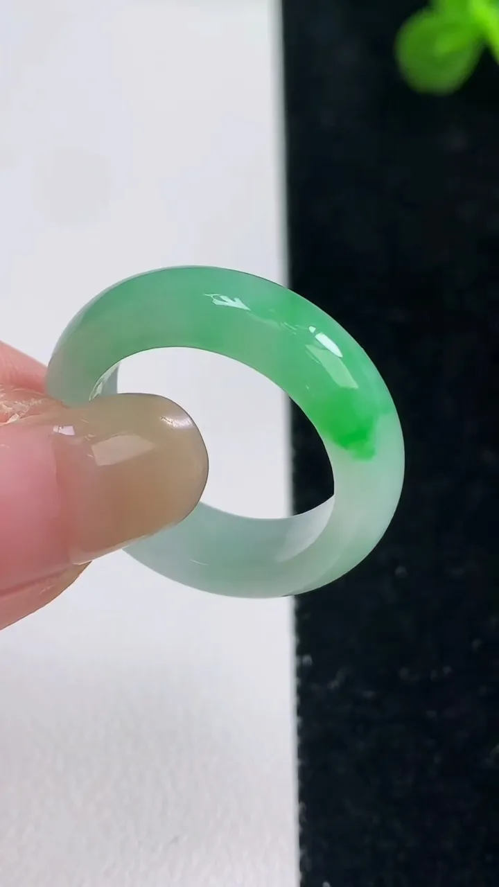 天然A货翡翠指环戒指，尺寸18.8-6-3.5，重量:5.00g2025年9月6日
工厂直销收藏佳品,种好水足，色泽均匀，有种有色，上手高大气！