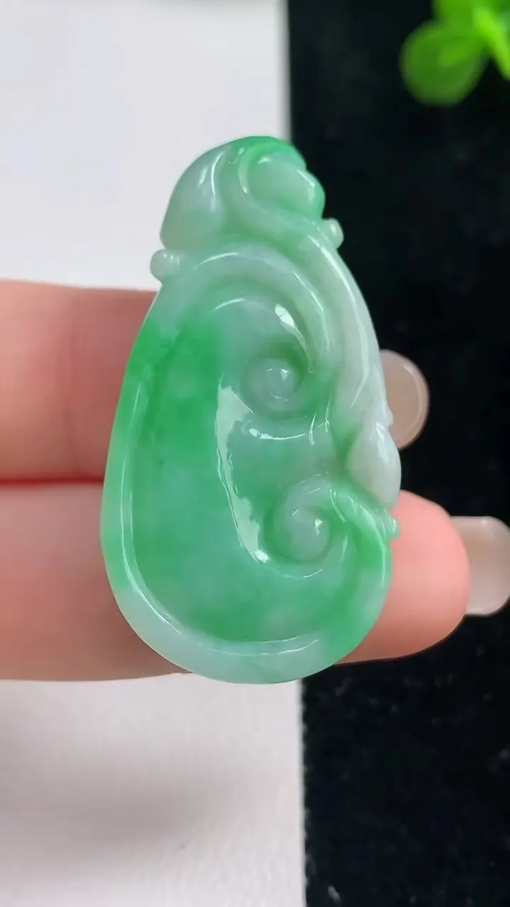 天然A货翡翠如意吊坠，尺寸39.2-20.7-5.8，重量:9.39g
9月6日