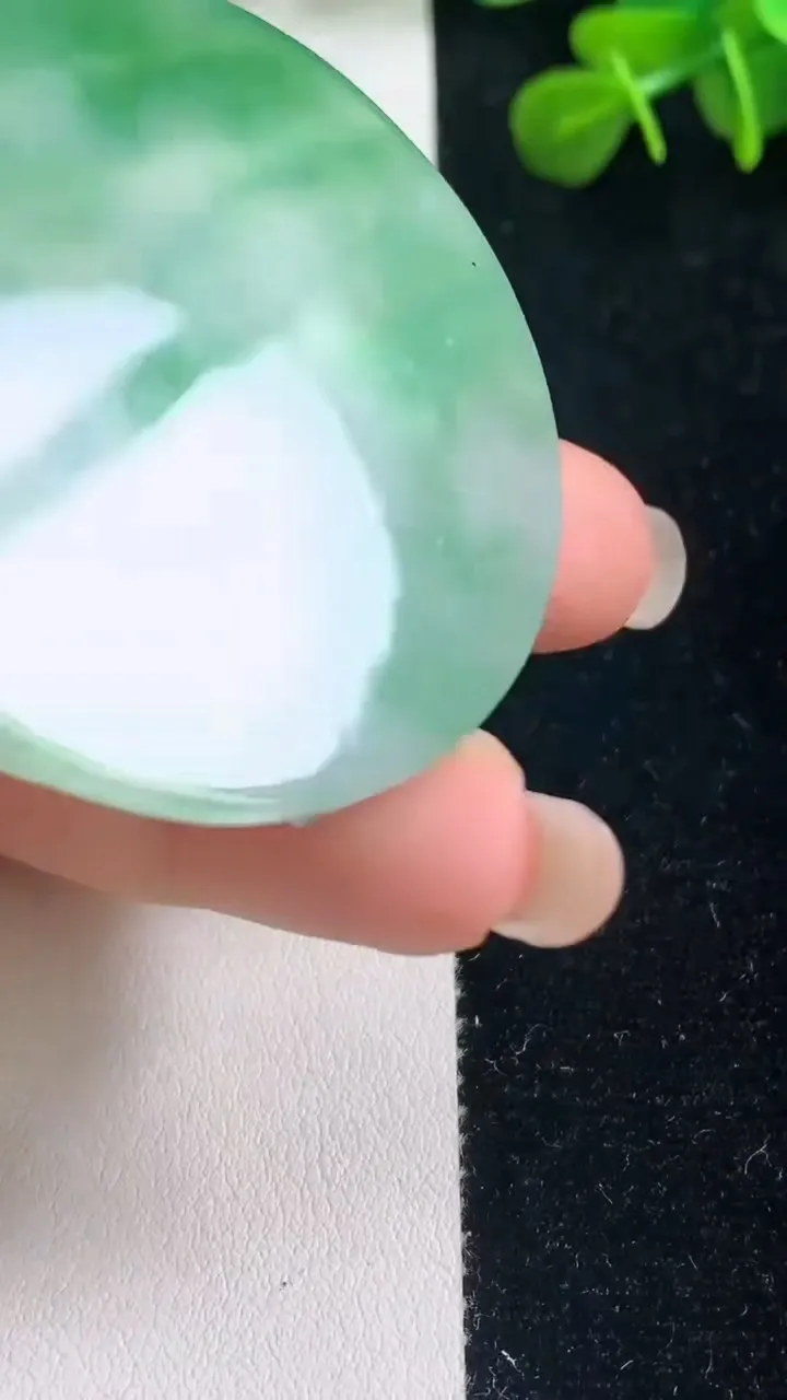 天然A货翡翠大势至观音菩萨吊坠，尺寸49.5-5，重量:28.87g
9月6日