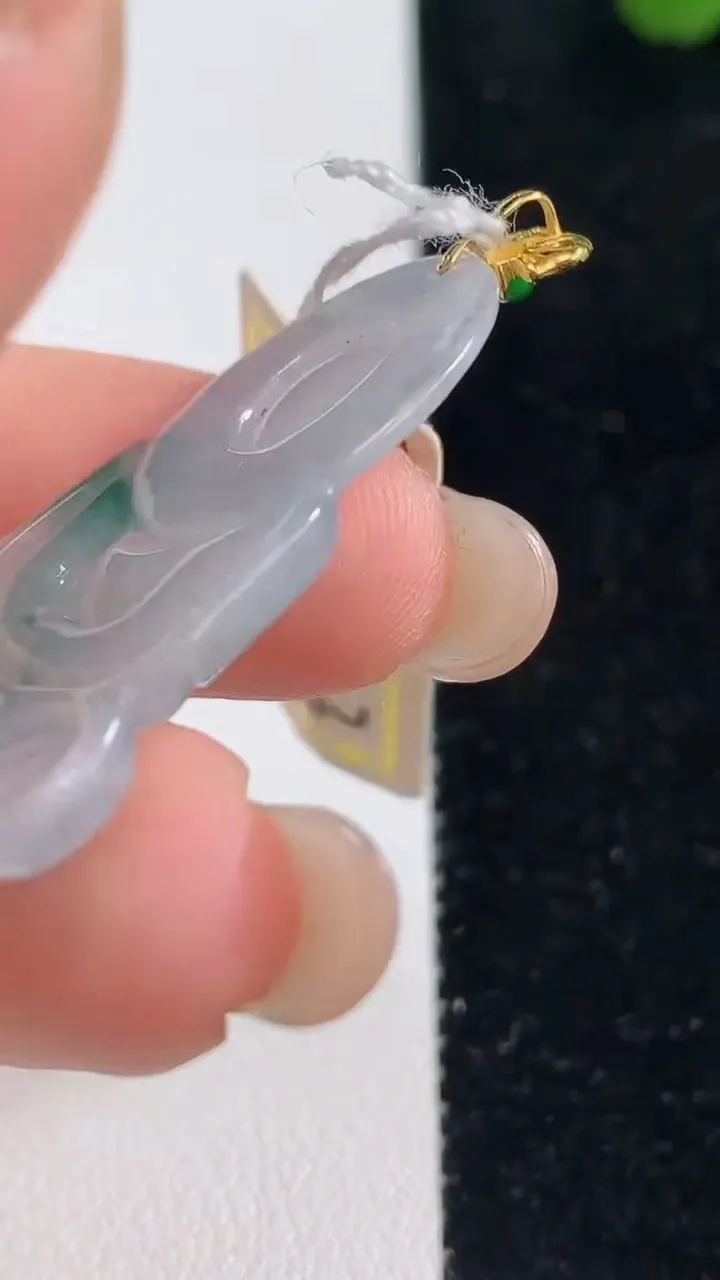 天然A货翡翠种飘花观音菩萨吊坠，尺寸37-22.3-3.5，重量:5.47g
9月6日