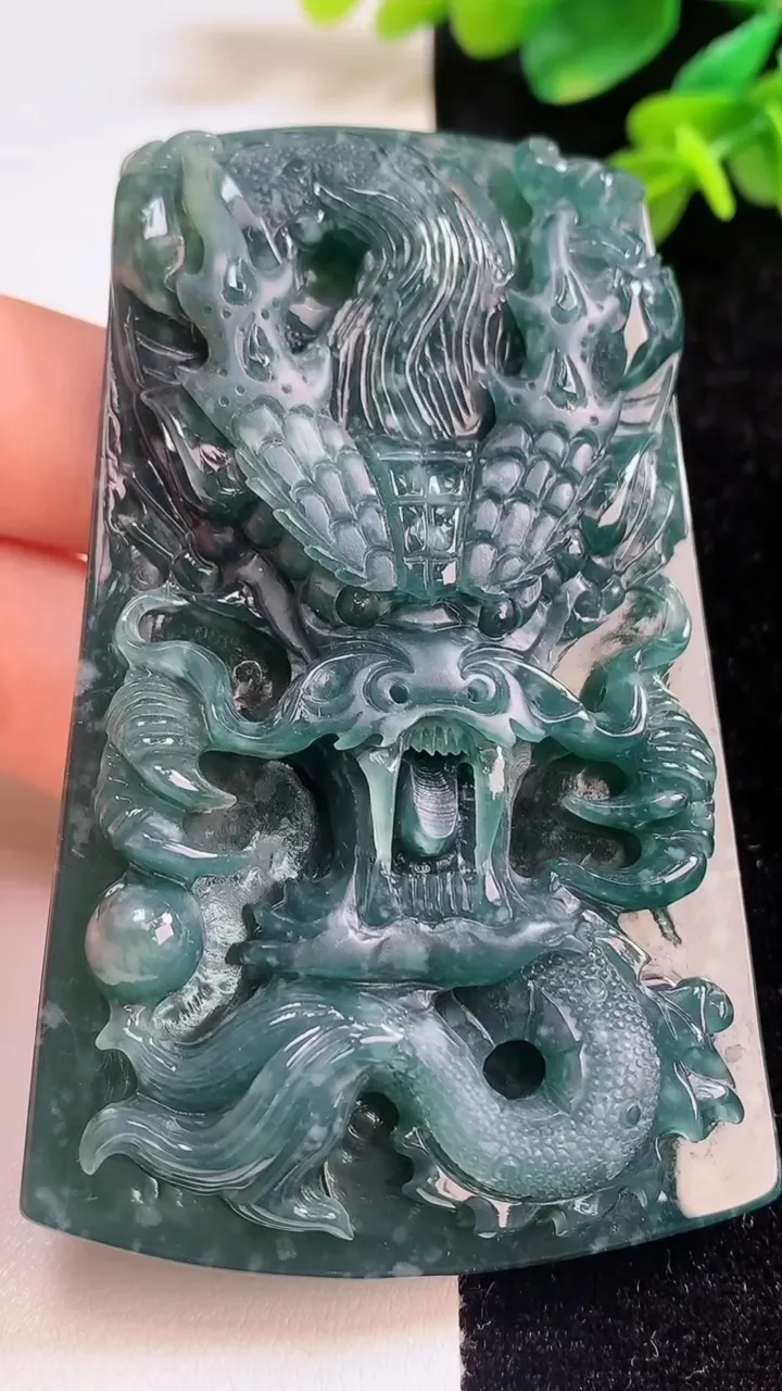 天然A货翡翠龙牌吊坠，尺寸80-50-11.8，重:84.18g
9月6日
