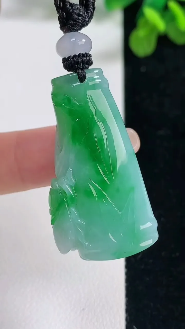 天然A货翡翠节节高升 竹节吊坠，尺寸38.8-20.8-8.2，重量:17.10g
9月6日