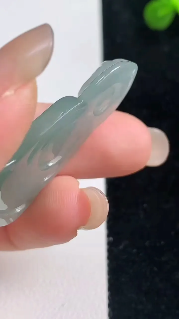 天然A货翡翠大日如来吊坠，尺寸38-21.6-5.3，重量:7.50g
9月6日