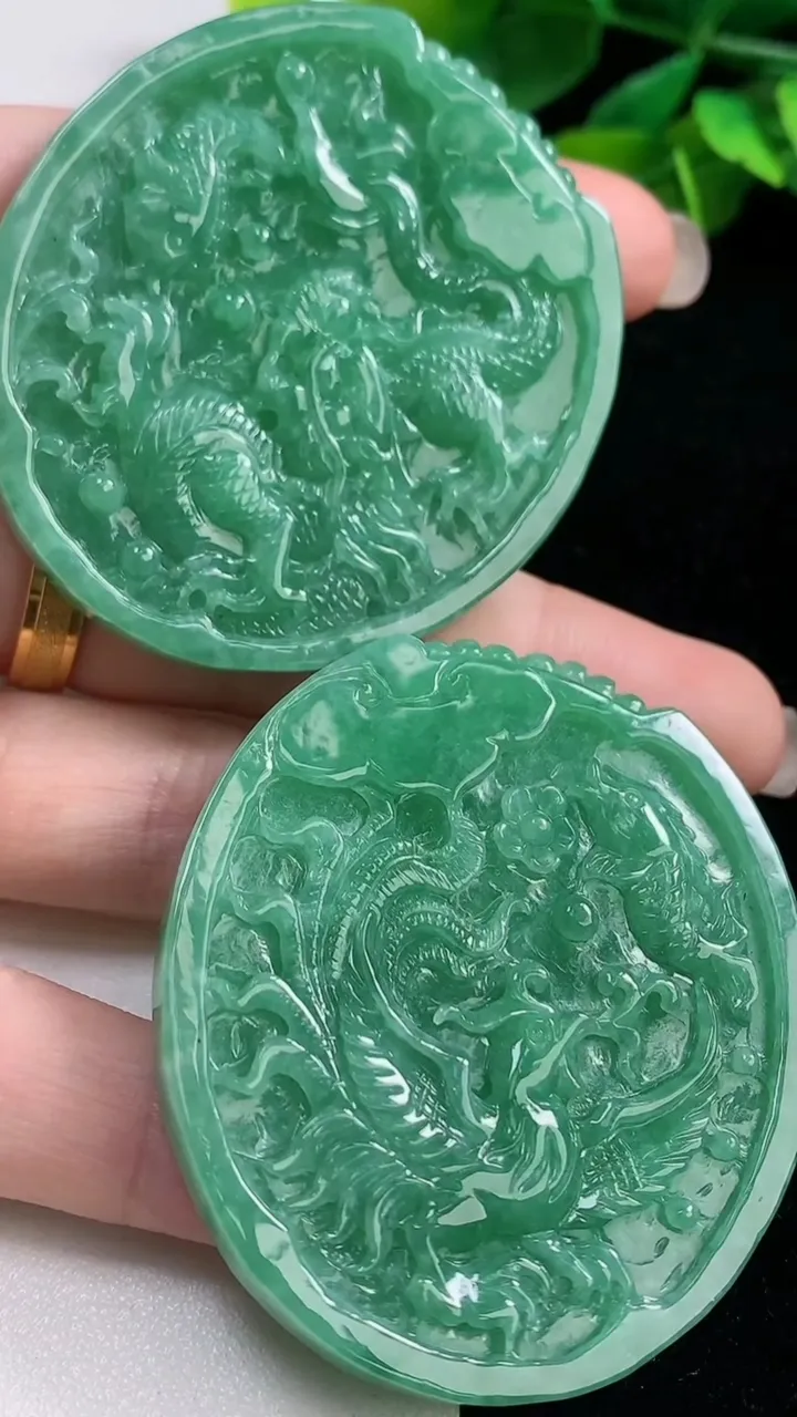 天然A货翡翠龙凤呈祥吊坠一对，尺寸52.7-46.6-5.8，重量:67.09g
9月6日