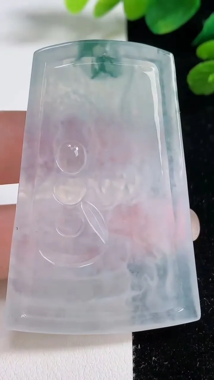 天然A货翡翠种飘花大势至观音菩萨吊坠，尺寸60.7-39.7-4.4，重量:26.76g
9月6日