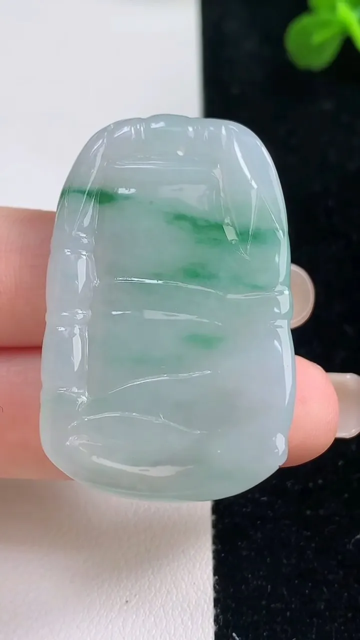 天然A货翡翠节节高升 竹节吊坠，尺寸42.3-27.2-5.6，重量:16.00g
9月6日