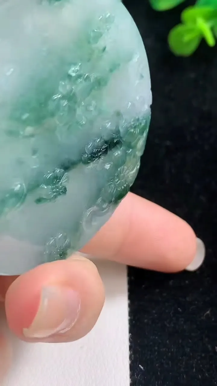 天然A货翡翠种飘花不动明王吊坠，尺寸53-11.2，重:58.20g
9月6日