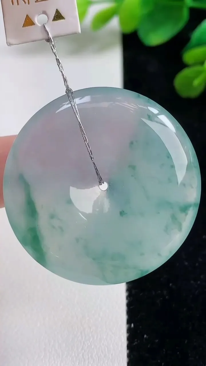 天然A货翡翠种飘花平安扣吊坠，尺寸37.6-6，重量:18.20g
9月6日