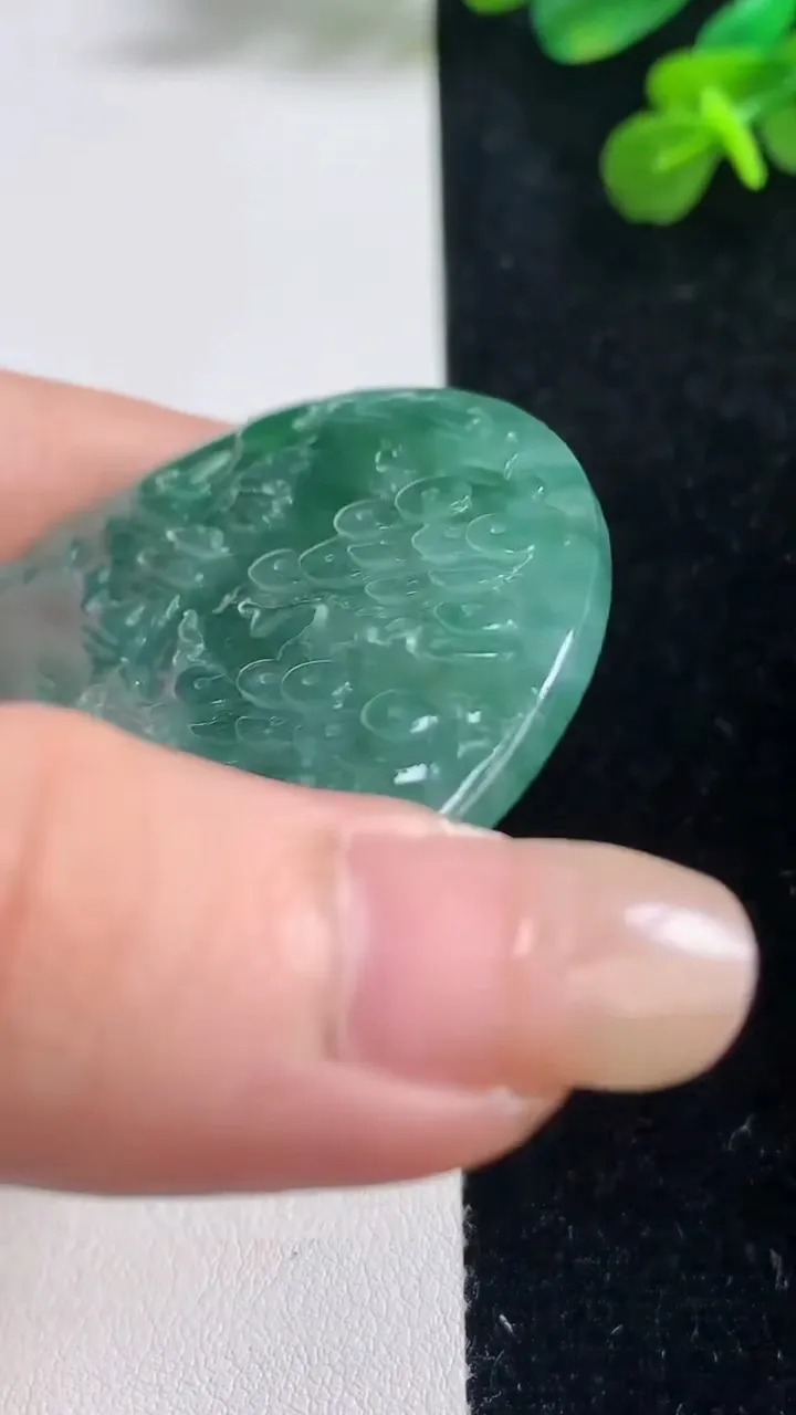天然A货翡翠牌吊坠，尺寸50.7-5.5，重量:34.46g
9月6日