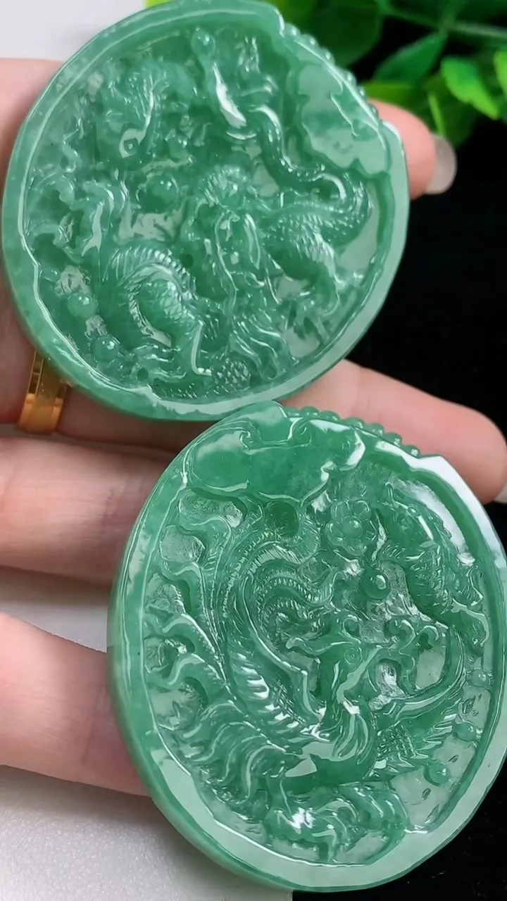 天然A货翡翠龙凤呈祥吊坠一对，尺寸52.7-46.6-5.8，重量:67.09g
9月6日