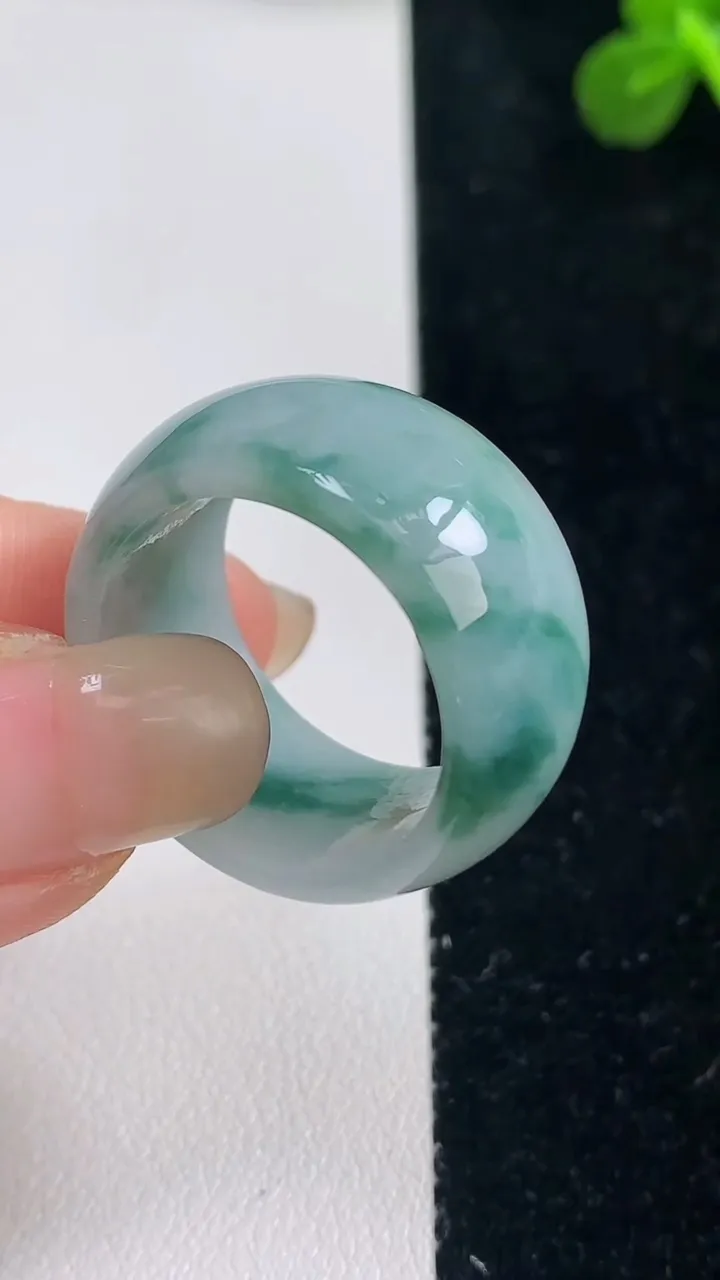 天然A货翡翠飘花指环扳指，尺寸20.5-13-4，重:10.46g2025年9月6日
工厂直销收藏佳品,种好水足，色泽均匀，有种有色，上手高大气！