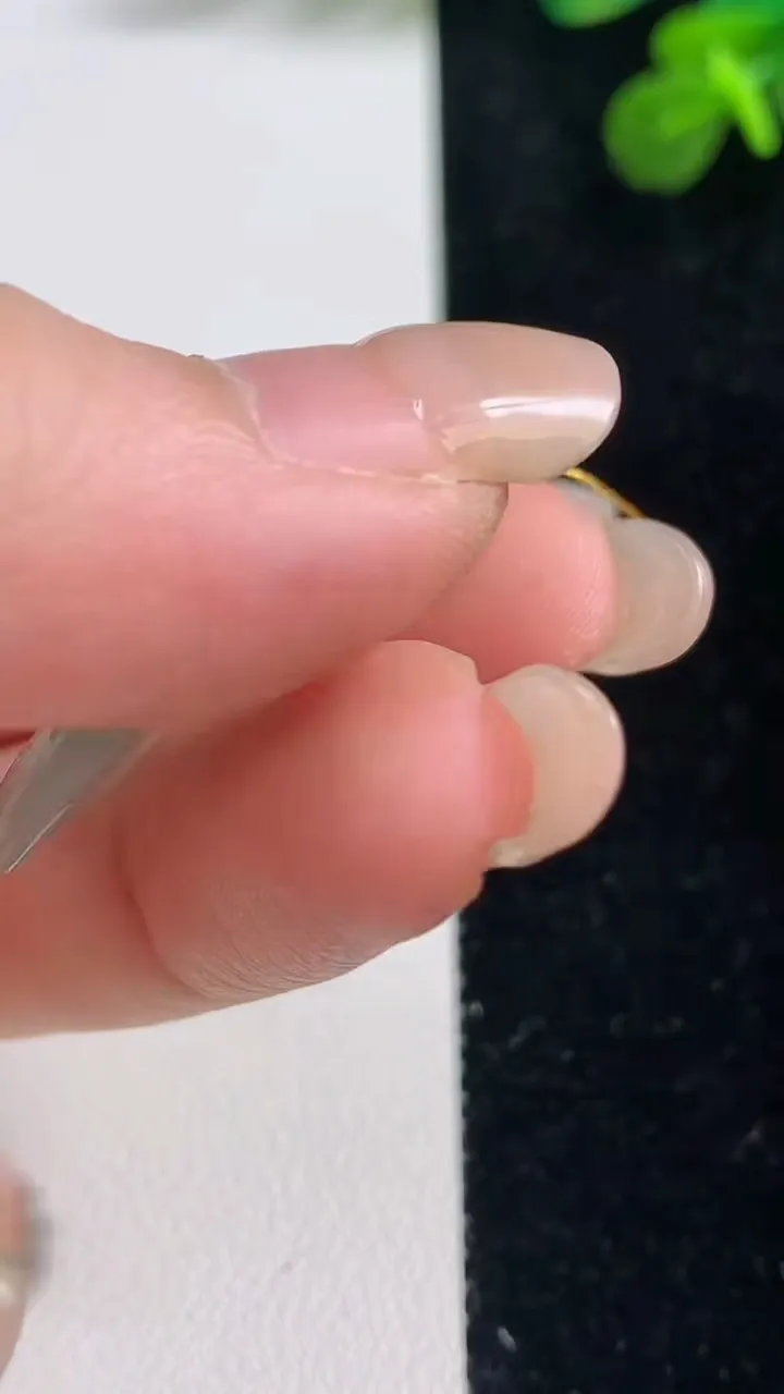 天然A货翡翠种飘花如意吊坠，尺寸27.8-16.4-3.4，重量:3.53g
9月6日