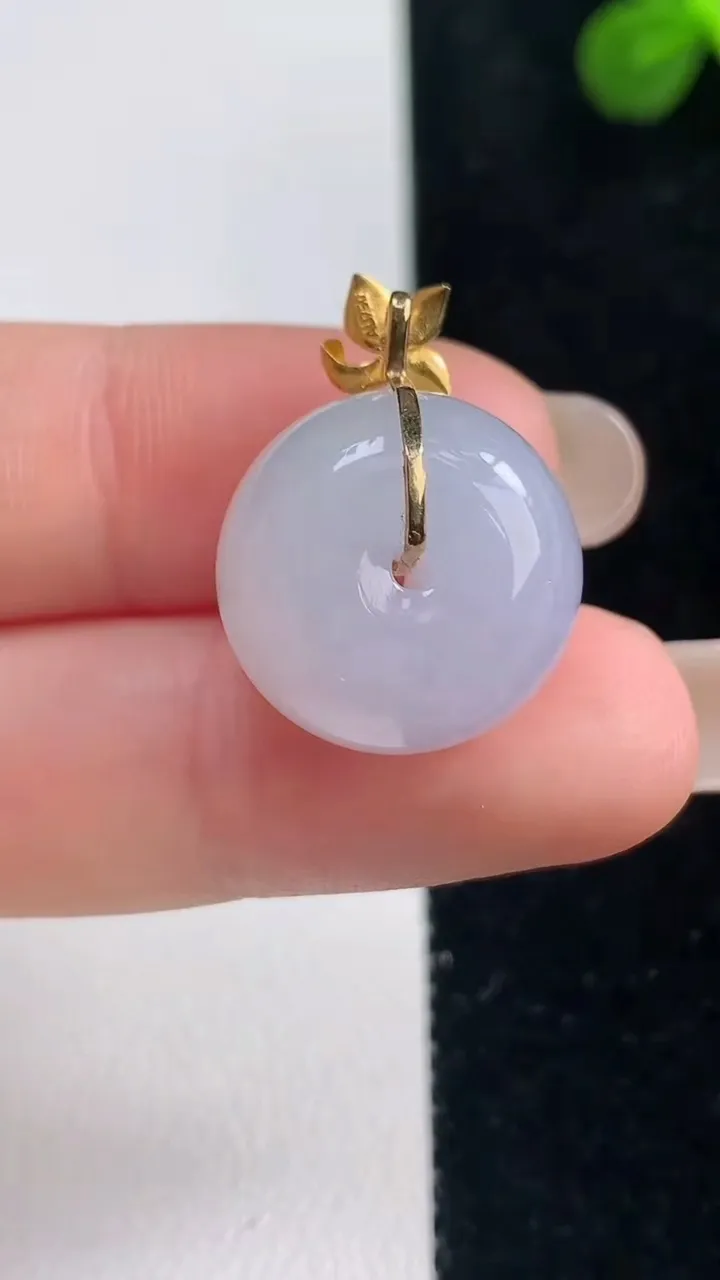 天然A货翡翠种白冰路路通吊坠，尺寸17-11.7，重量:7.34g
9月6日