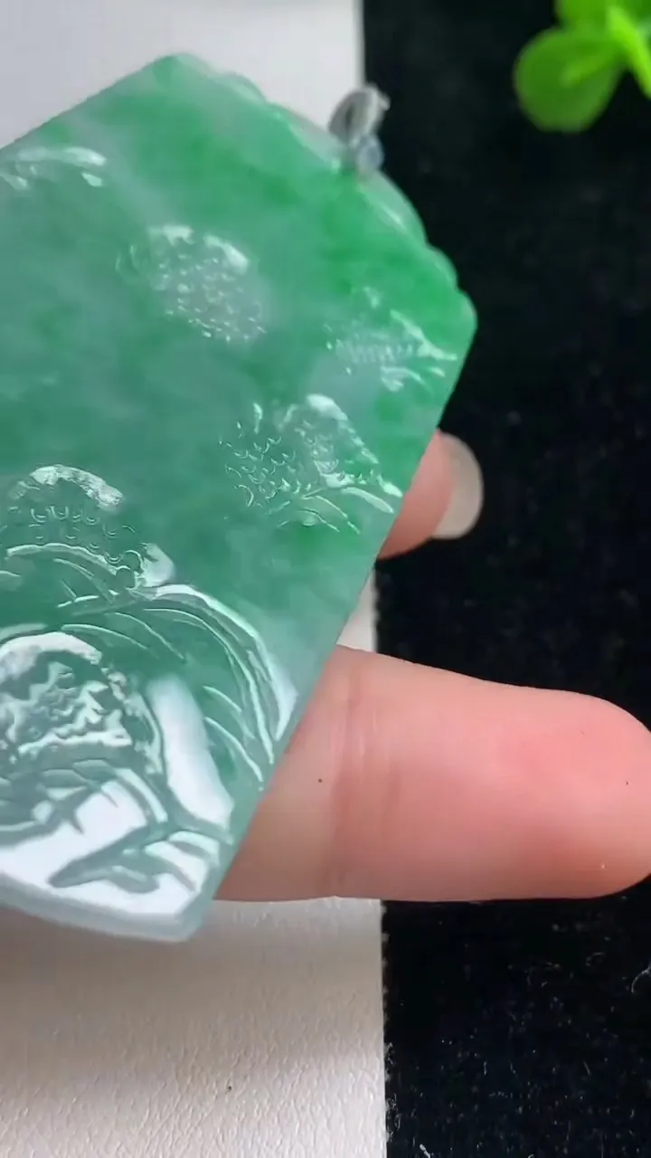天然A货翡翠山水牌吊坠，尺寸70-43.4-4.5，重量:31.20g
9月6日