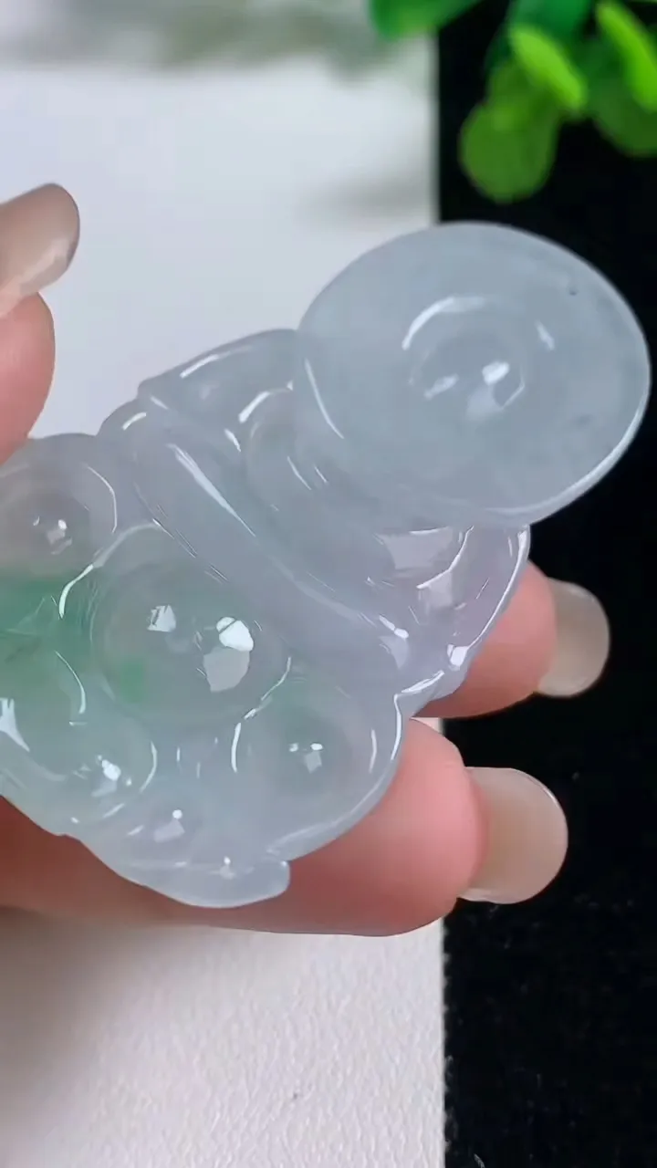天然A货翡翠正装观音菩萨吊坠，尺寸57.4-31.4-6.4，重量:19.25g
9月6日