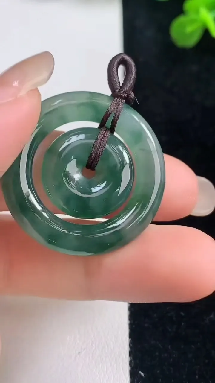 天然A货翡翠飘花母子平安扣吊坠，尺寸30.5-5，重:8.04g
9月6日