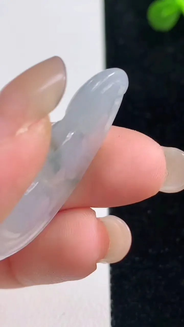 天然A货翡翠冰种飘花福豆吊坠，尺寸35.4-15-6，重量:5.36g
9月6日