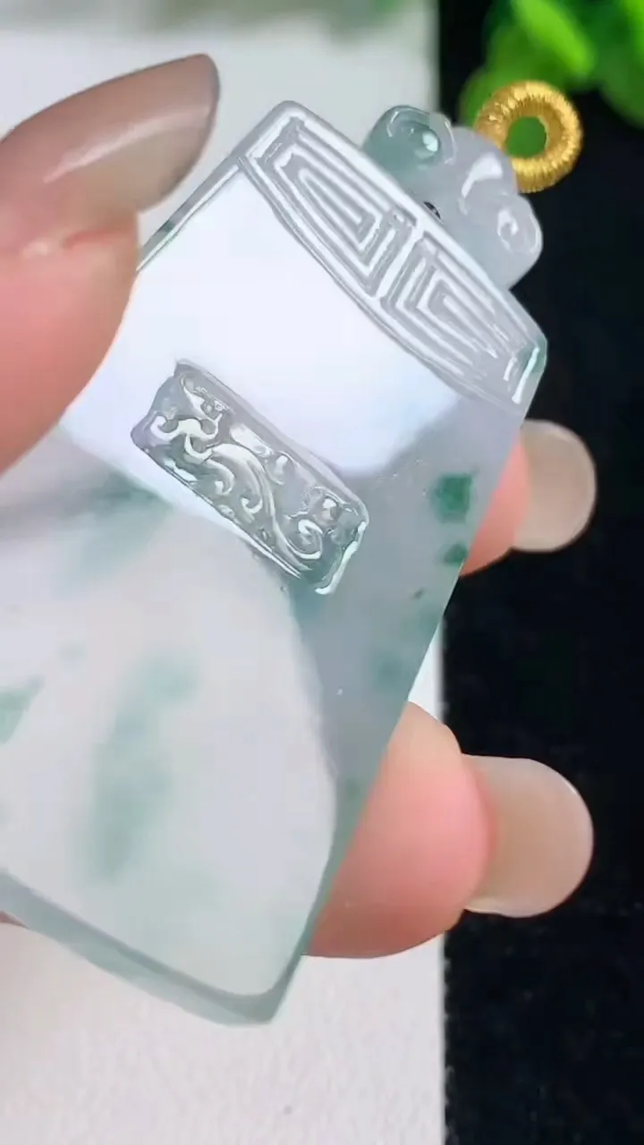 天然A货翡翠种飘花仿古无事牌吊坠，尺寸46-23-4.5，重量:18.00g
9月6日