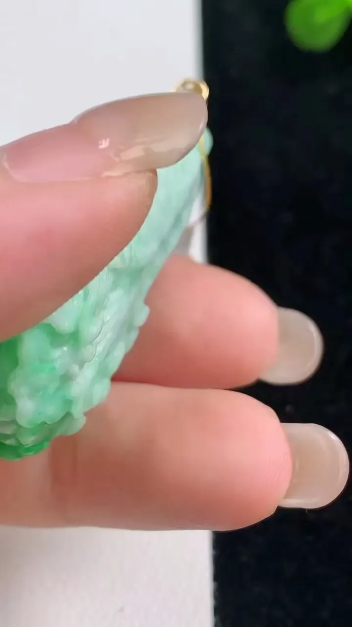 天然A货翡翠白菜吊坠，尺寸39.7-22.7-9.3，重量:15.23g
9月6日