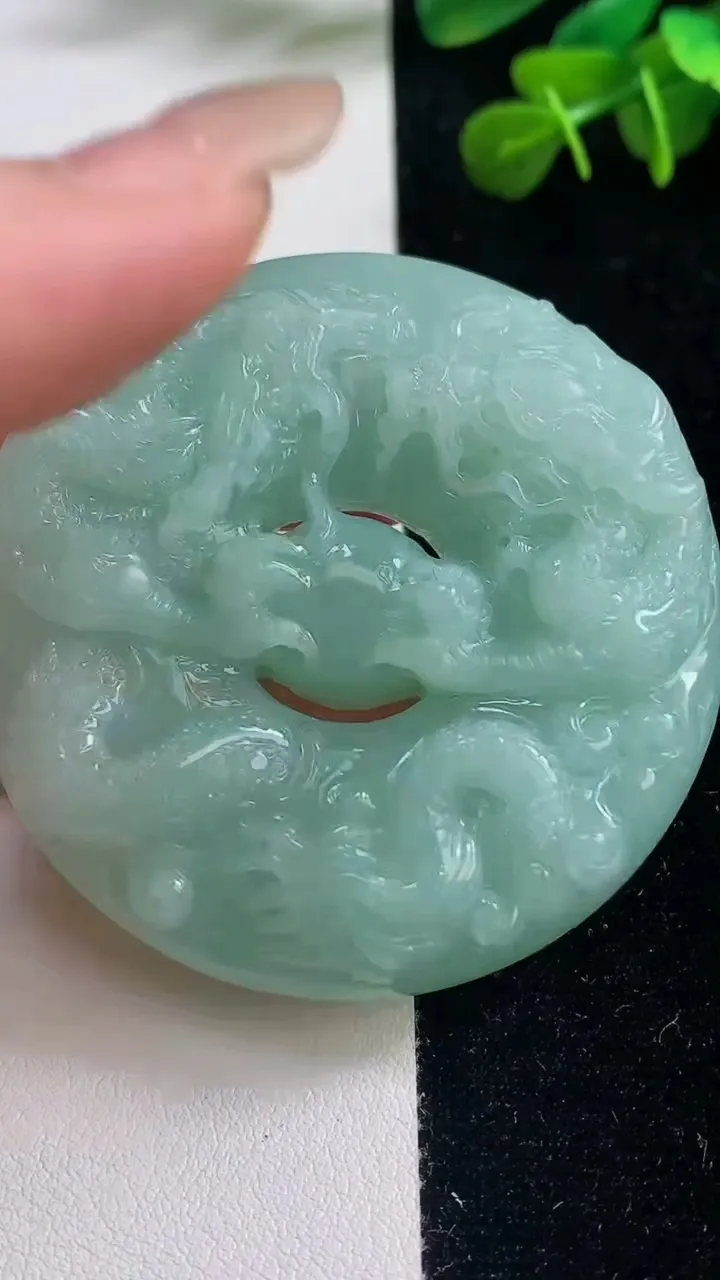 天然A货翡翠双龙戏珠 龙牌吊坠，尺寸55-12，重量:68.87g
9月6日