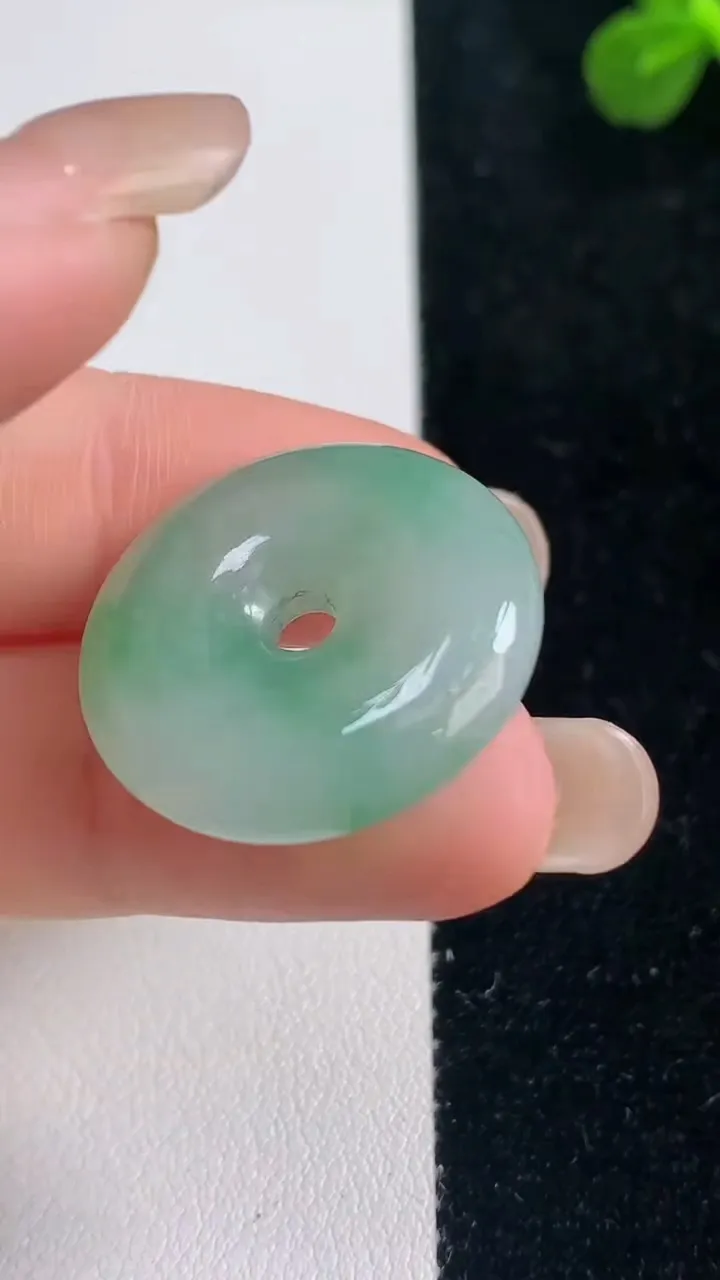 天然A货翡翠平安扣吊坠，尺寸23.2-6.5，重:7.50g
9月6日