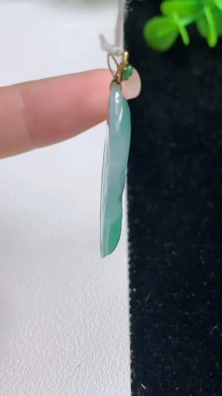 天然A货翡翠如意吊坠，尺寸35-21-3.5，重量:5.58g
9月6日