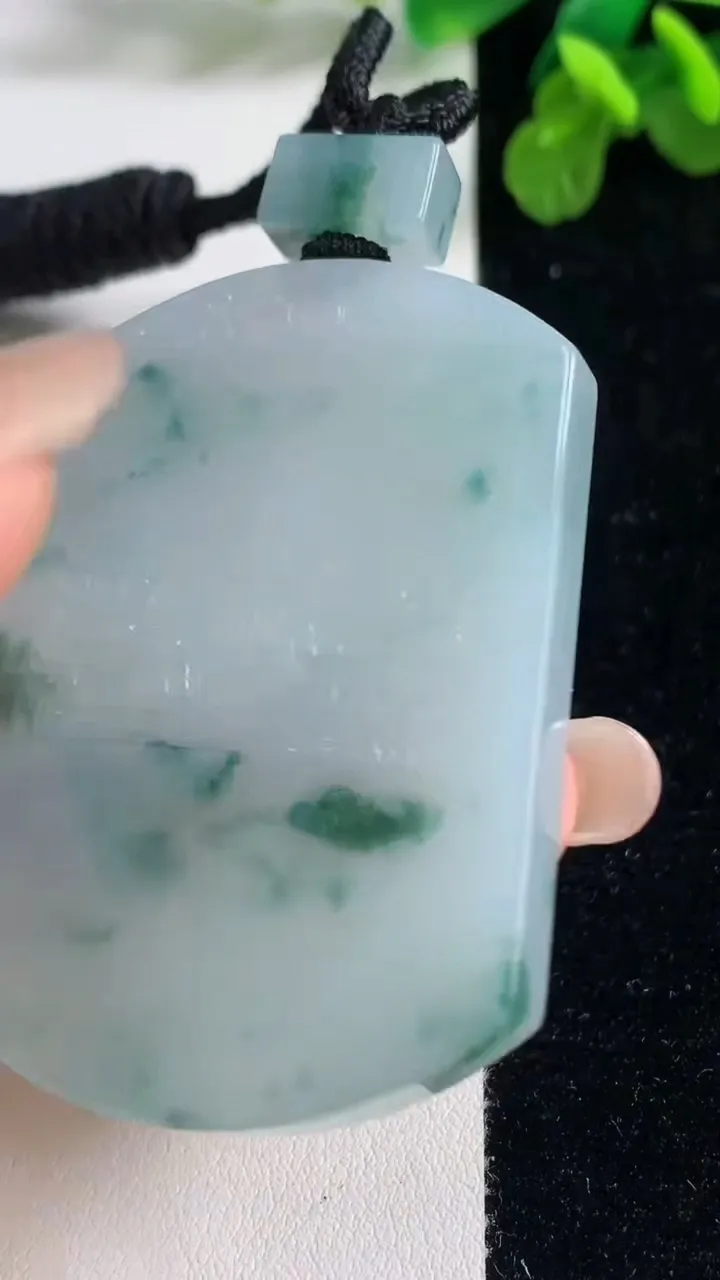 天然A货翡翠种飘花仿古无事牌吊坠，尺寸56.6-41.8-6，重量:46.94g
9月6日