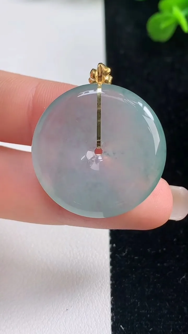 天然A货翡翠种飘花平安扣吊坠，尺寸28-4.3，重量:7.86g
9月6日