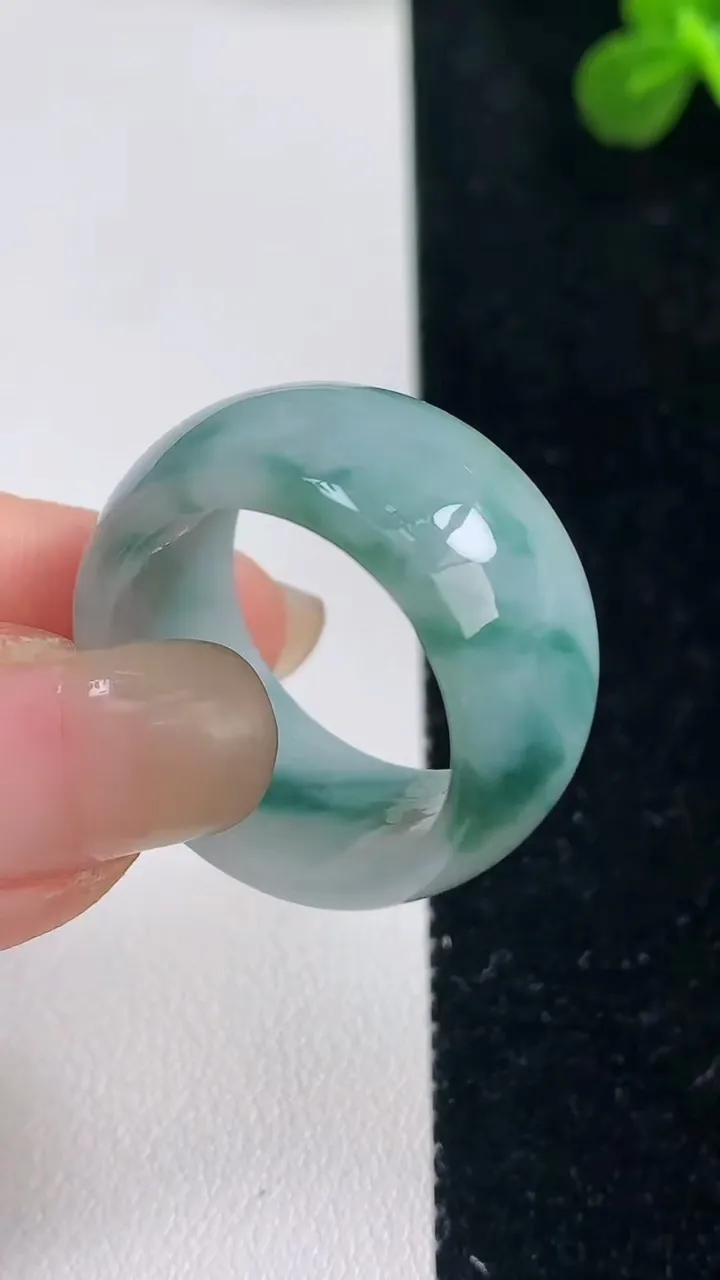 天然A货翡翠飘花指环扳指，尺寸20.5-13-4，重:10.46g2025年9月6日
工厂直销收藏佳品,种好水足，色泽均匀，有种有色，上手高大气！