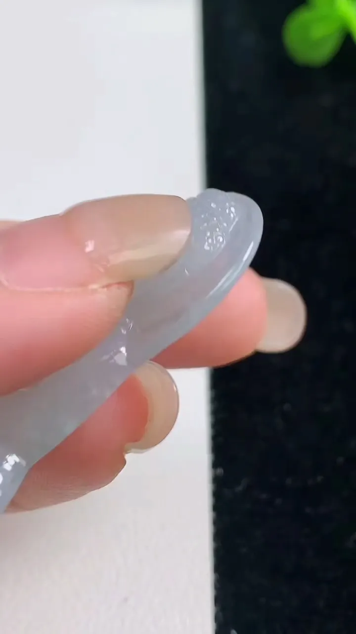 天然A货翡翠大日如来吊坠，尺寸46-30.8-5.2，重量:12.67g
9月6日