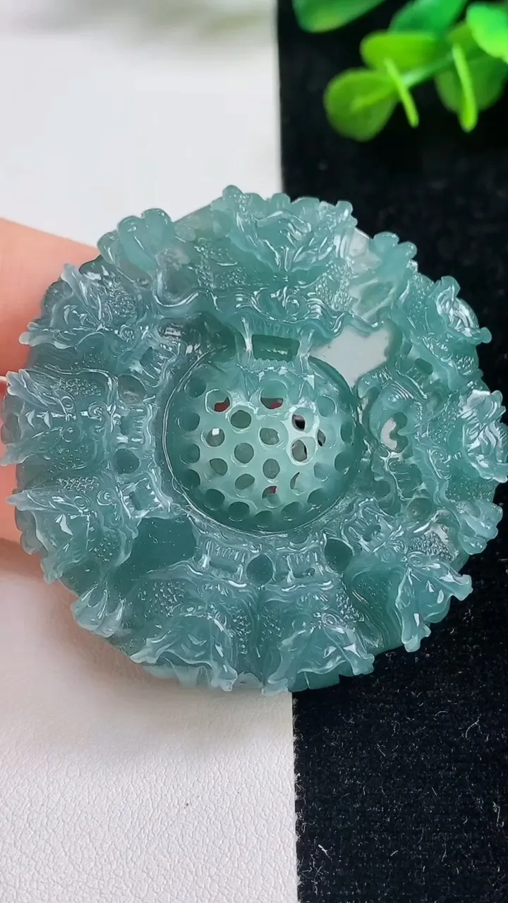 天然A货翡翠冰种蓝水九龙至尊 龙牌吊坠，尺寸50.8-51.5-10，重量:50.42g
9月6日