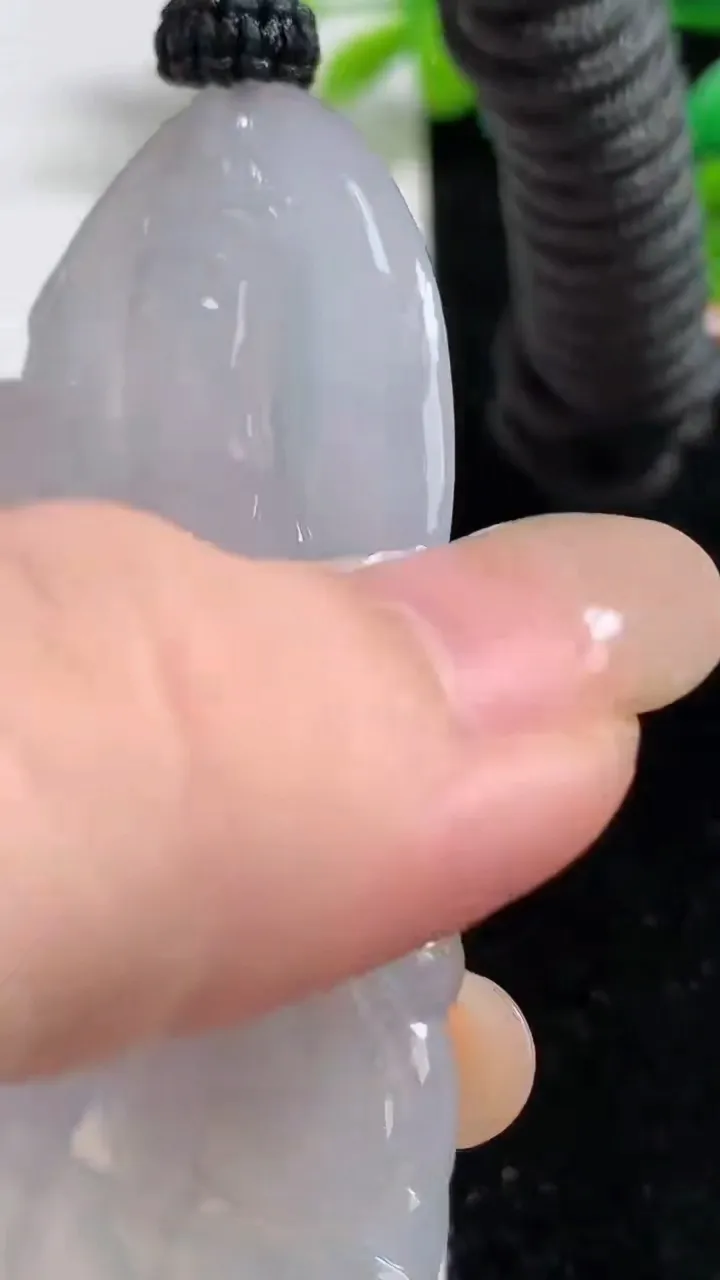 天然A货翡翠种白冰大势至观音菩萨吊坠，尺寸69.6-39.5-5.7，重量:37.66g
9月6日