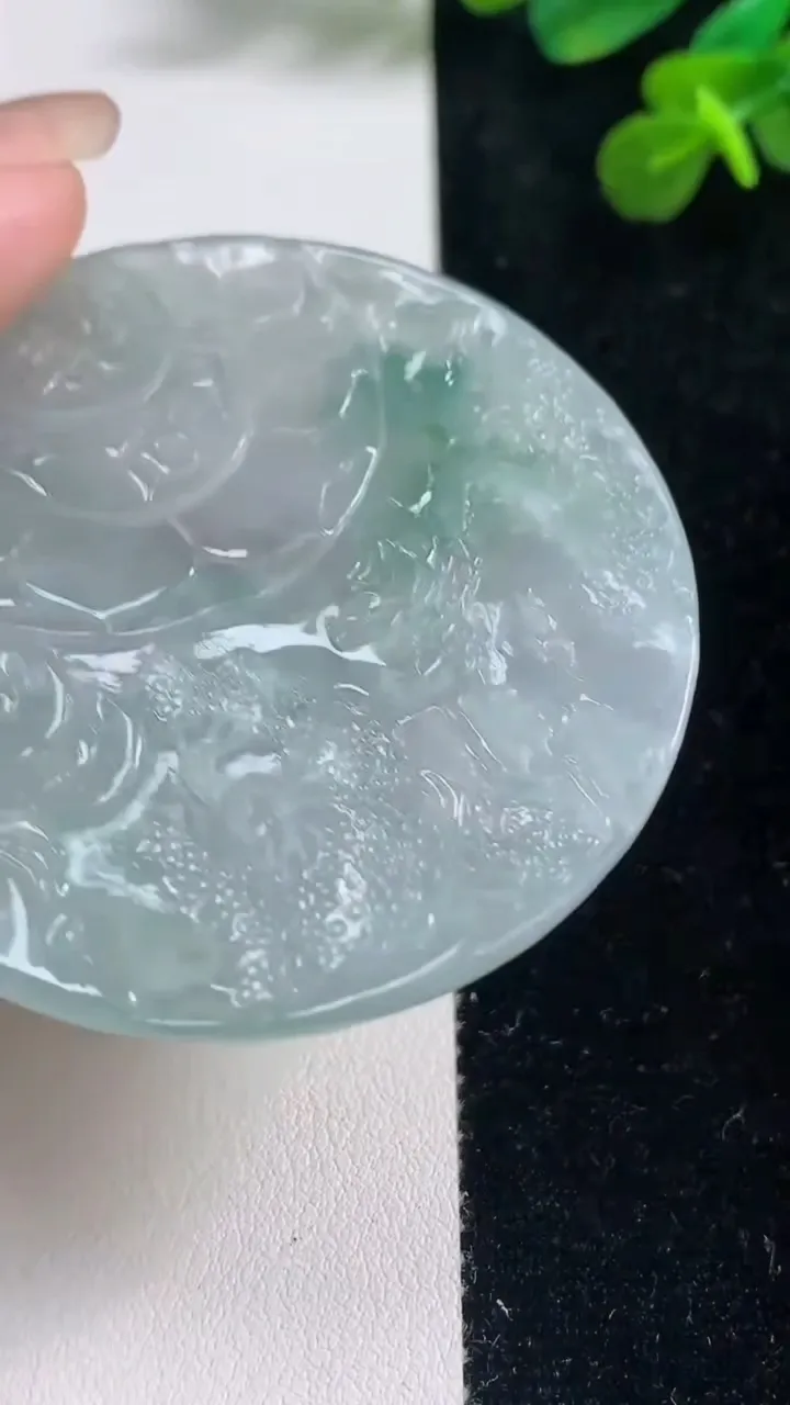 天然A货翡翠牌吊坠，尺寸56-4.6，重量:30.68g
9月6日