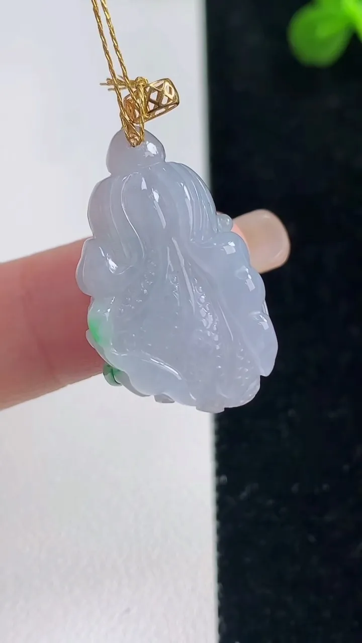 天然A货翡翠白菜吊坠，尺寸26-17-8.7，重量:6.88g
9月6日