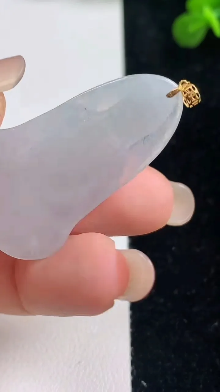 天然A货翡翠种白冰素衣观音吊坠，尺寸39.3-22.5-4，重量:7.13g
9月6日